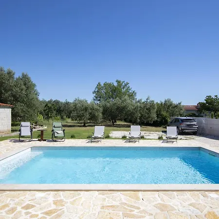 Martha Near Pula Villa Šišan